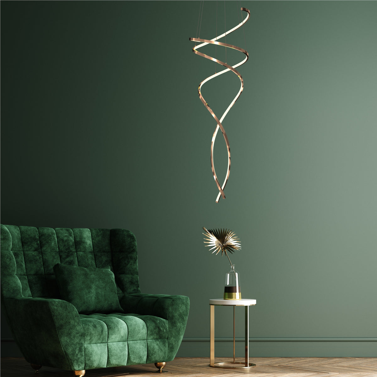 Mise en ambiance salon vert avec fauteuil et suspension dorée allumée au-dessus