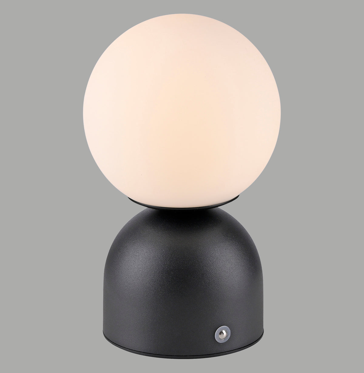 Vue de face sur fond gris, globe blanc et socle noir mat