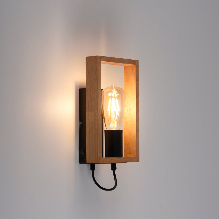 Applique fixée sur un mur blanc, éclairage chaud et ombre portée douce.
