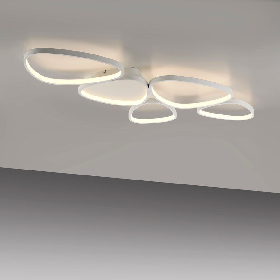 Luminaire monté au plafond, diffusant une lumière chaude dans une pièce.