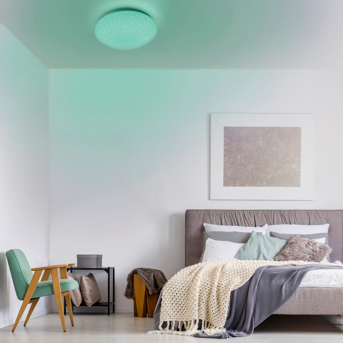 Mise en ambiance du plafonnier dans une chambre, éclairage vert diffus.