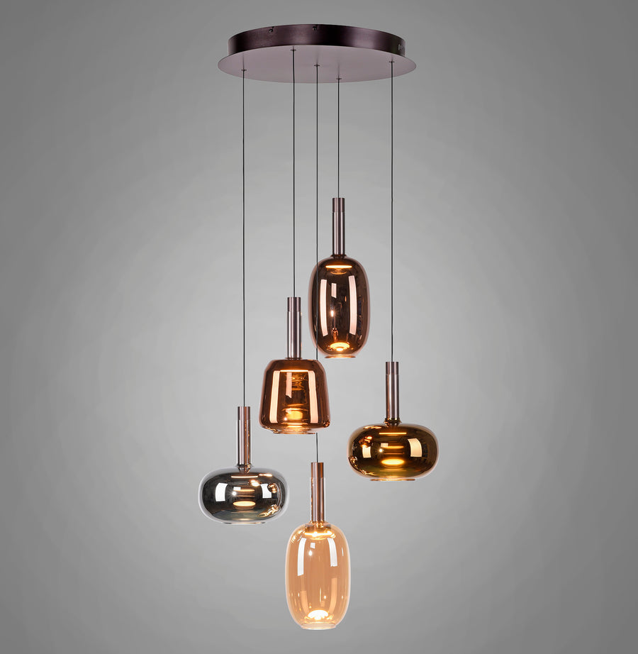 Suspension cinq abat-jours en verre coloré, vue de face sur fond gris