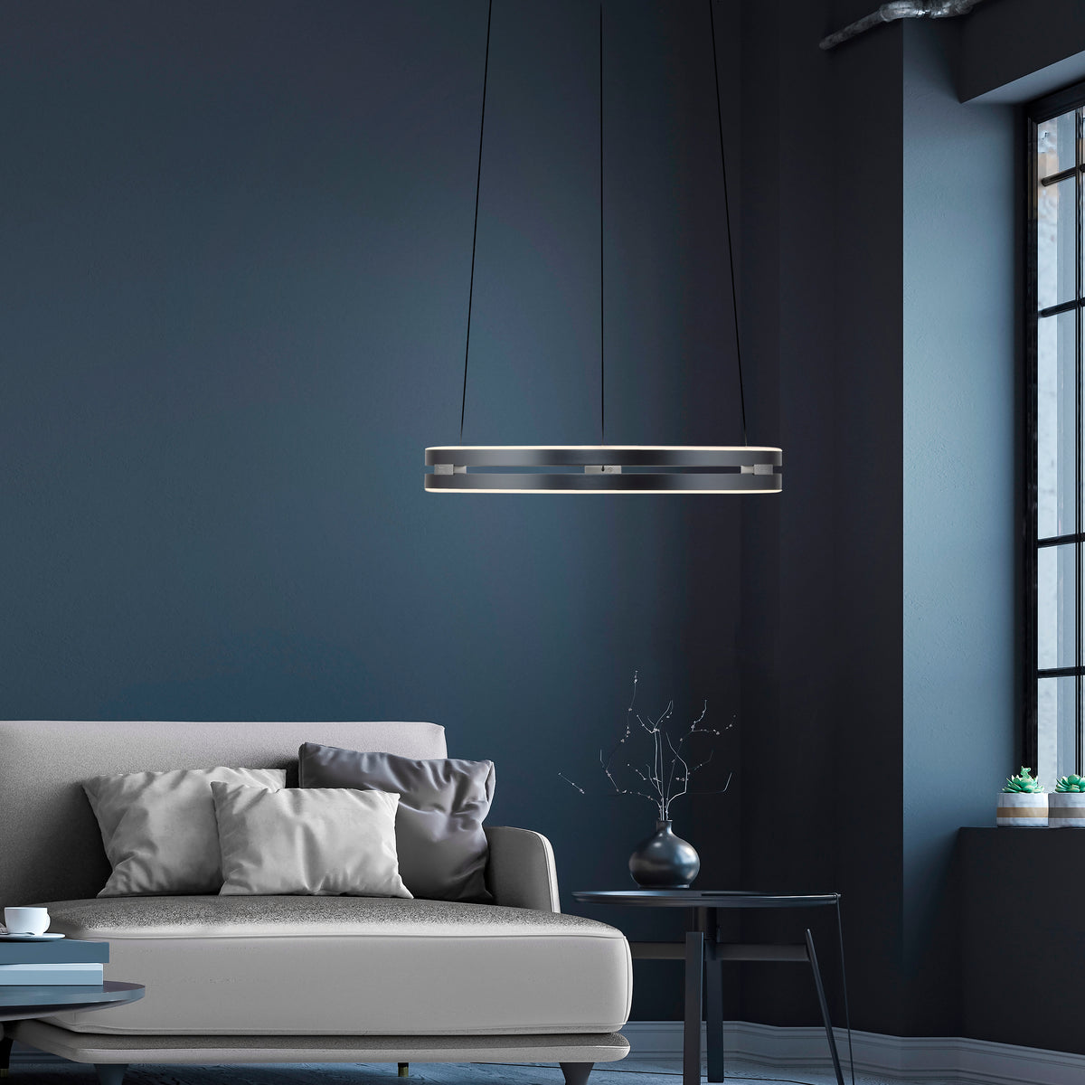 Mise en ambiance dans un salon bleu nuit avec canapé et table basse