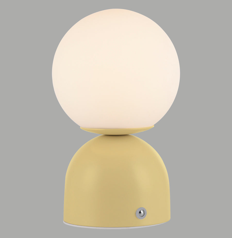Vue de face du luminaire jaune et de sa sphère blanche sur fond gris