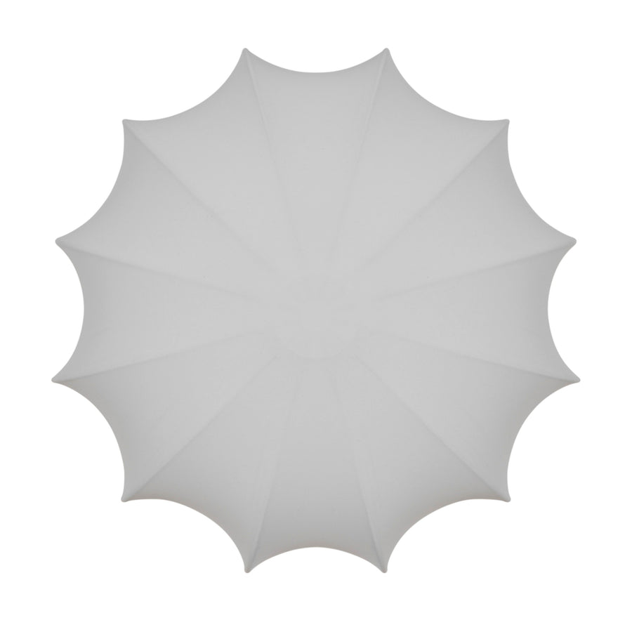 Vue de dessous du plafonnier éteint révélant la forme festonnée du tissu blanc.