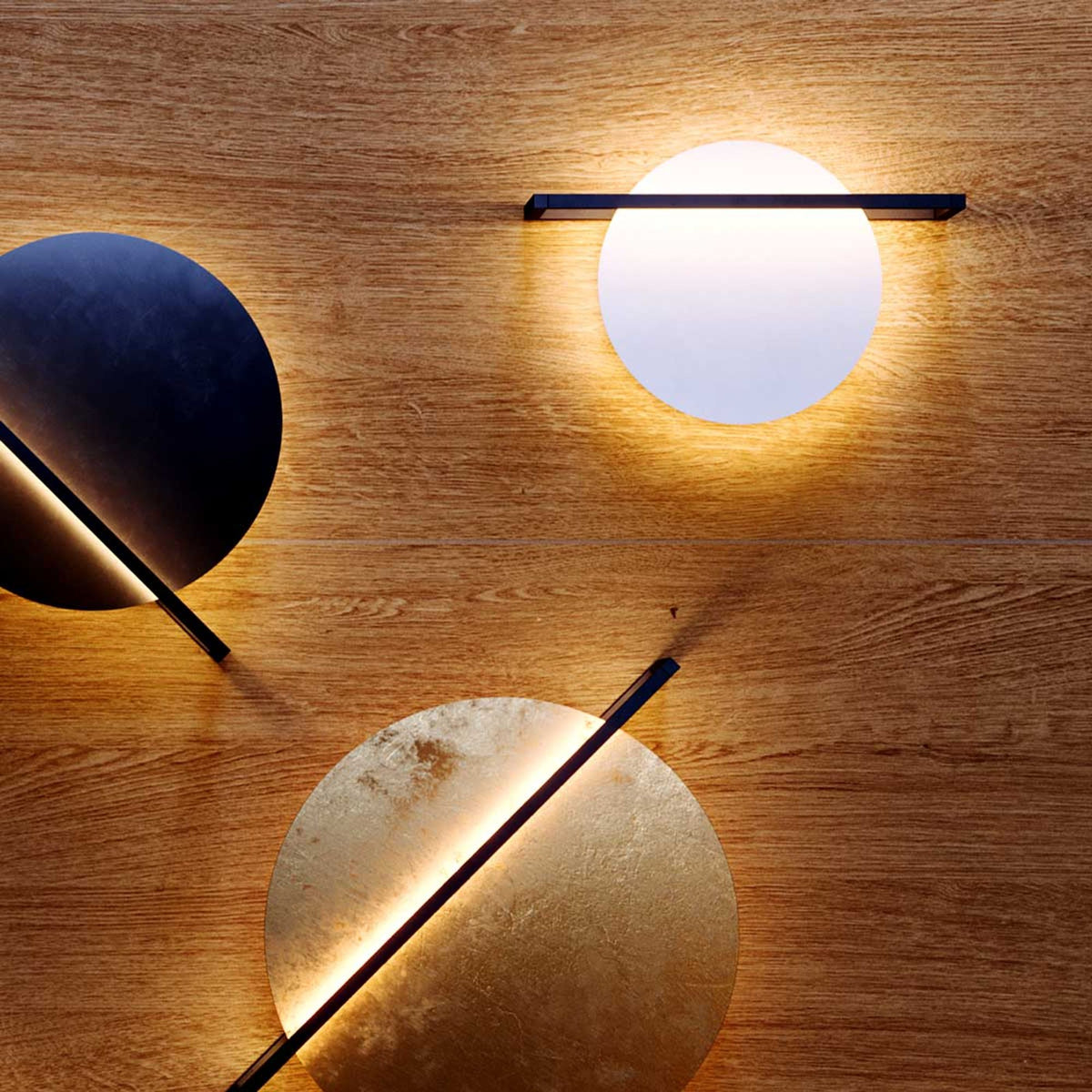 Détail rapproché des disques doré, noir et blanc sur fond de bois, halo lumineux