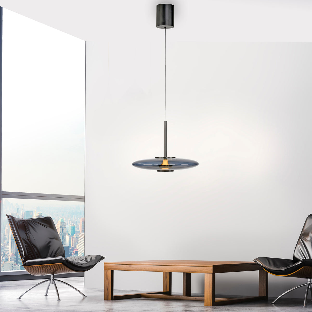 Mise en ambiance dans un salon moderne avec fauteuils et baie vitrée