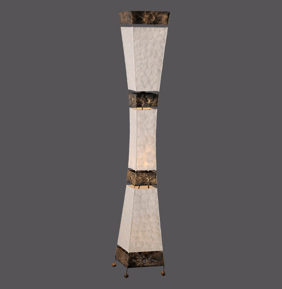 Lampadaire de face, colonne quadrangulaire en papier nacré et métal patiné ajouré