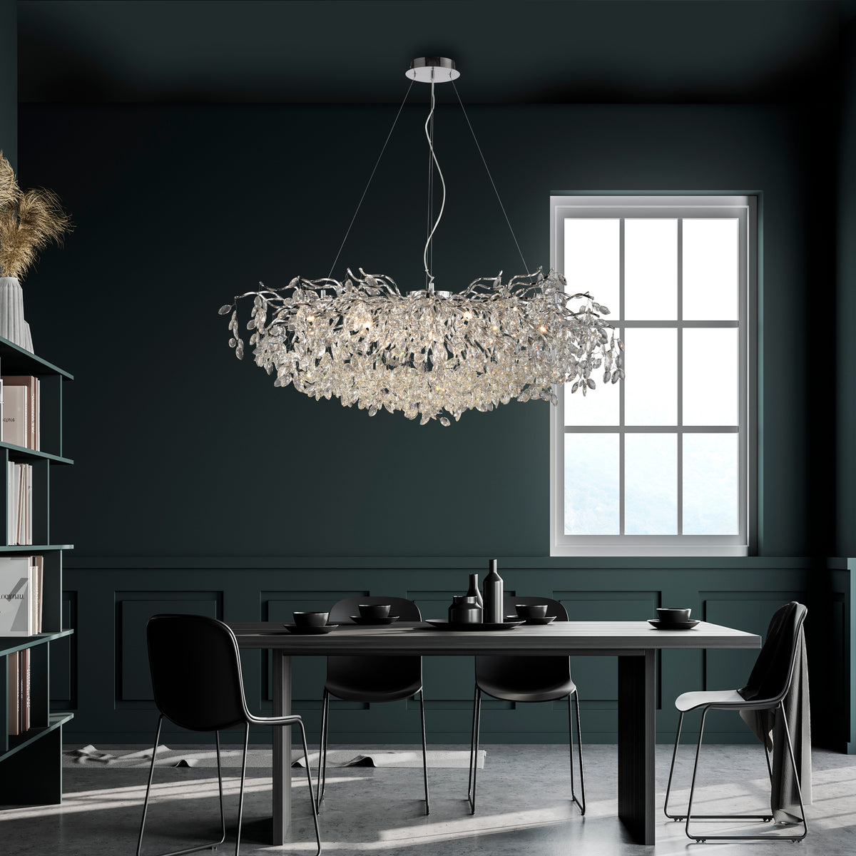 Mise en ambiance dans une salle à manger sombre, suspension allumée au-dessus d'une grande table.