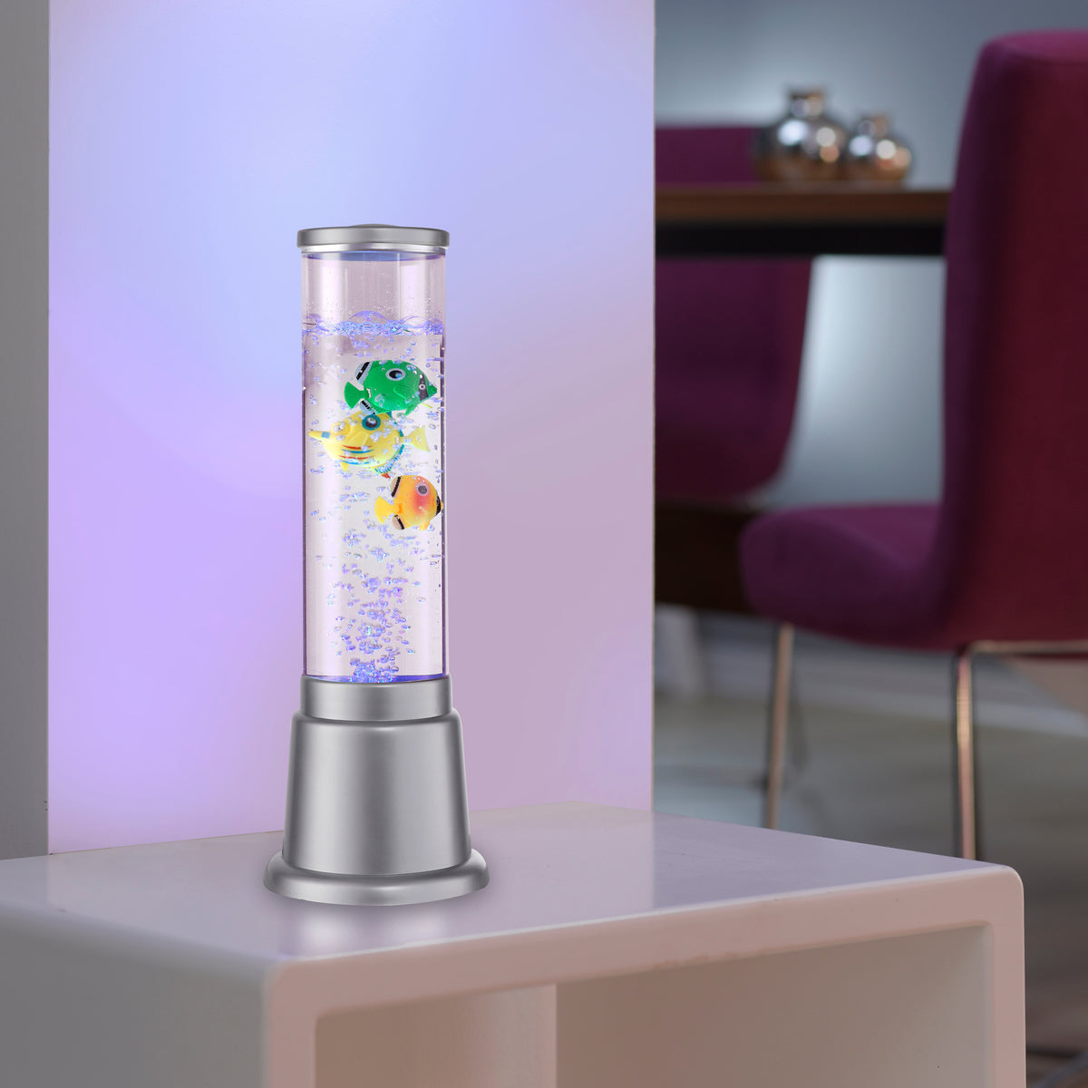 Mise en ambiance sur meuble blanc, lumière violette, arrière-plan intérieur avec chaise violette.