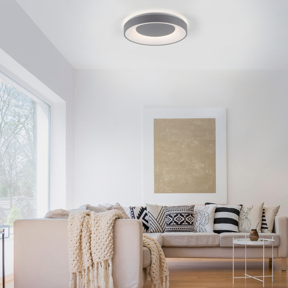 Mise en ambiance du plafonnier fixé au plafond d'un salon clair