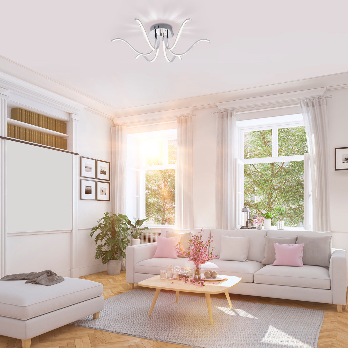 Mise en ambiance dans un salon clair, plafonnier allumé au-dessus du canapé.