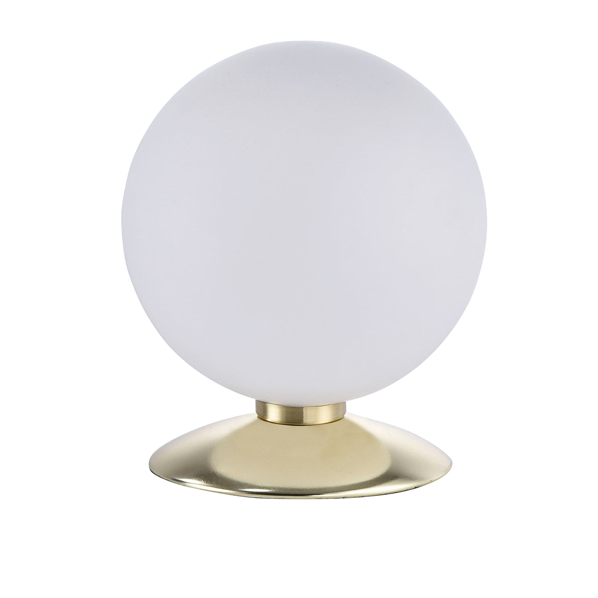 Vue de face du luminaire éteint, globe blanc et socle en laiton sur fond blanc.
