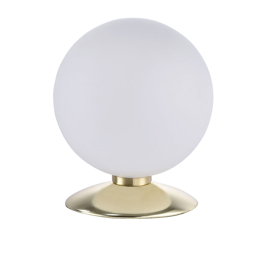 Vue de face du luminaire éteint, globe blanc et socle en laiton sur fond blanc.