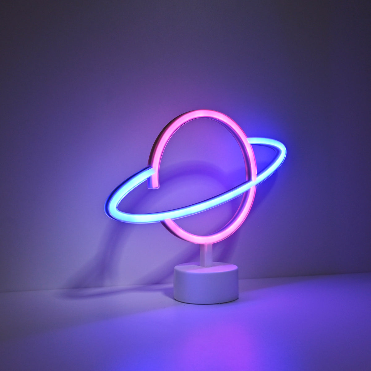Photo sur fond violet, lampe allumée et halo lumineux bleu rose