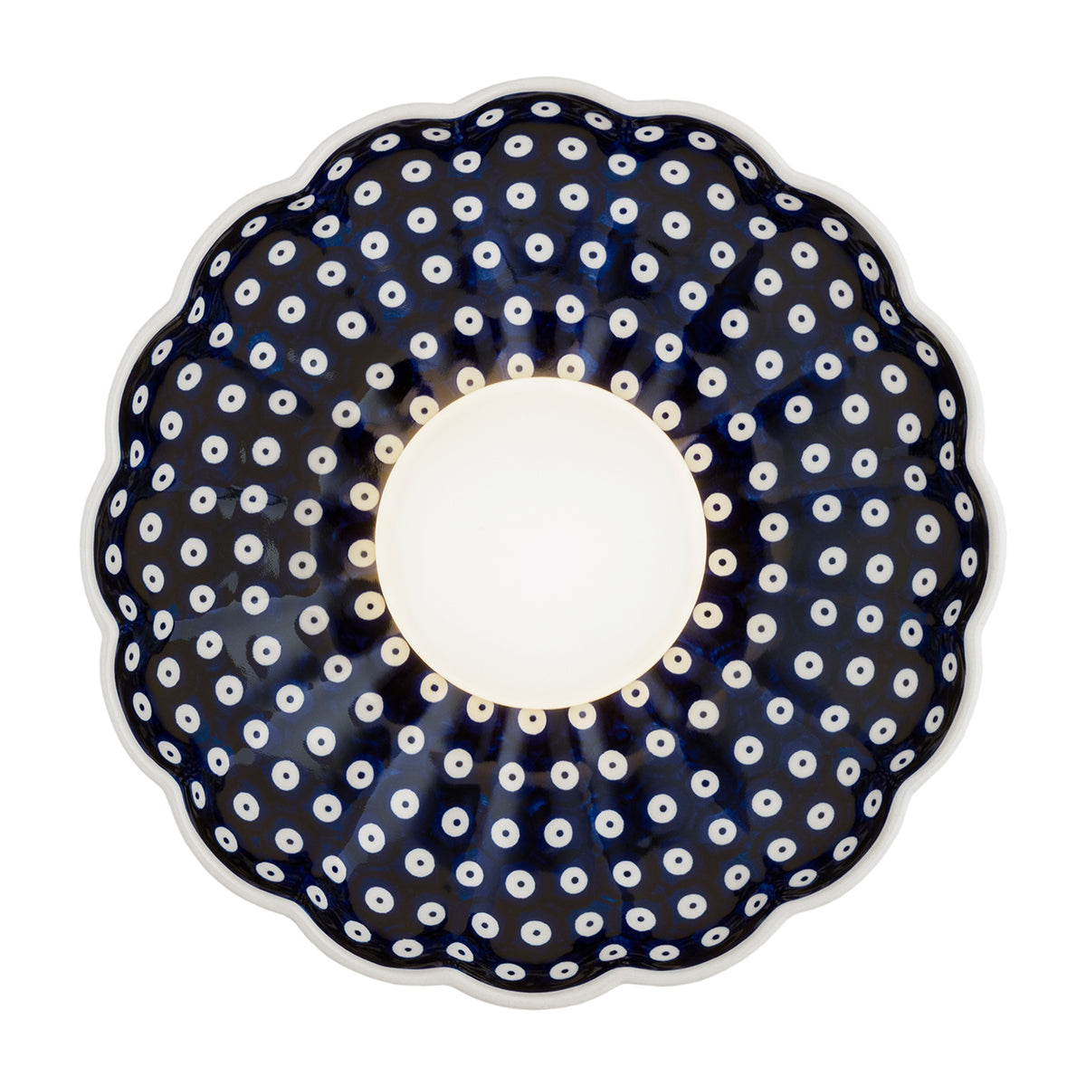 Produit de face, abat-jour rond festonné et diffuseur central blanc
