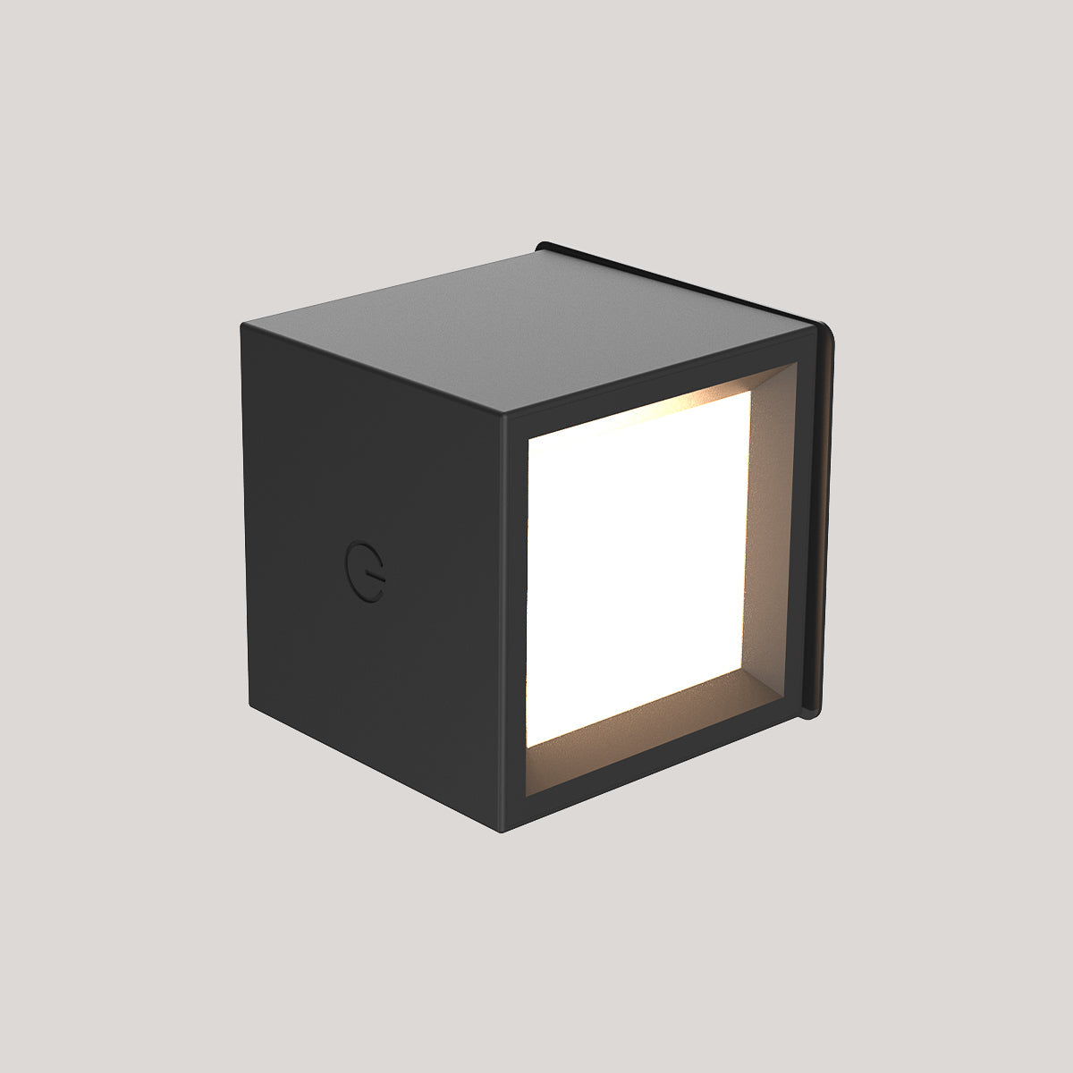Autre angle du cube noir montrant le symbole gravé sur le flanc