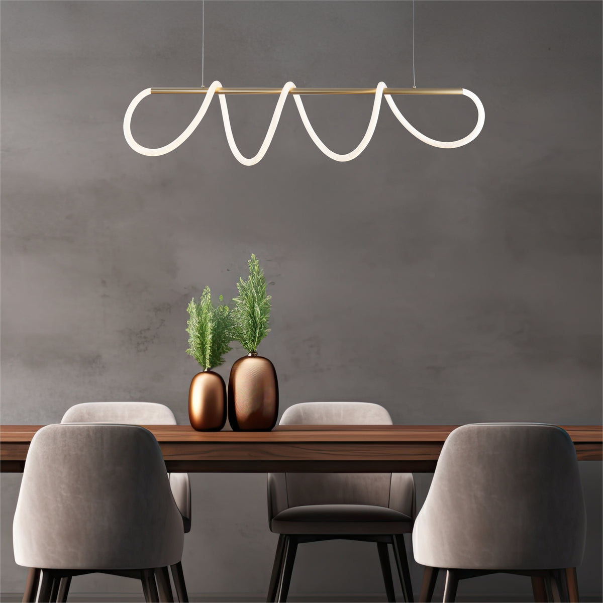 Suspension allumée au-dessus d'une table en bois avec chaises et vases.