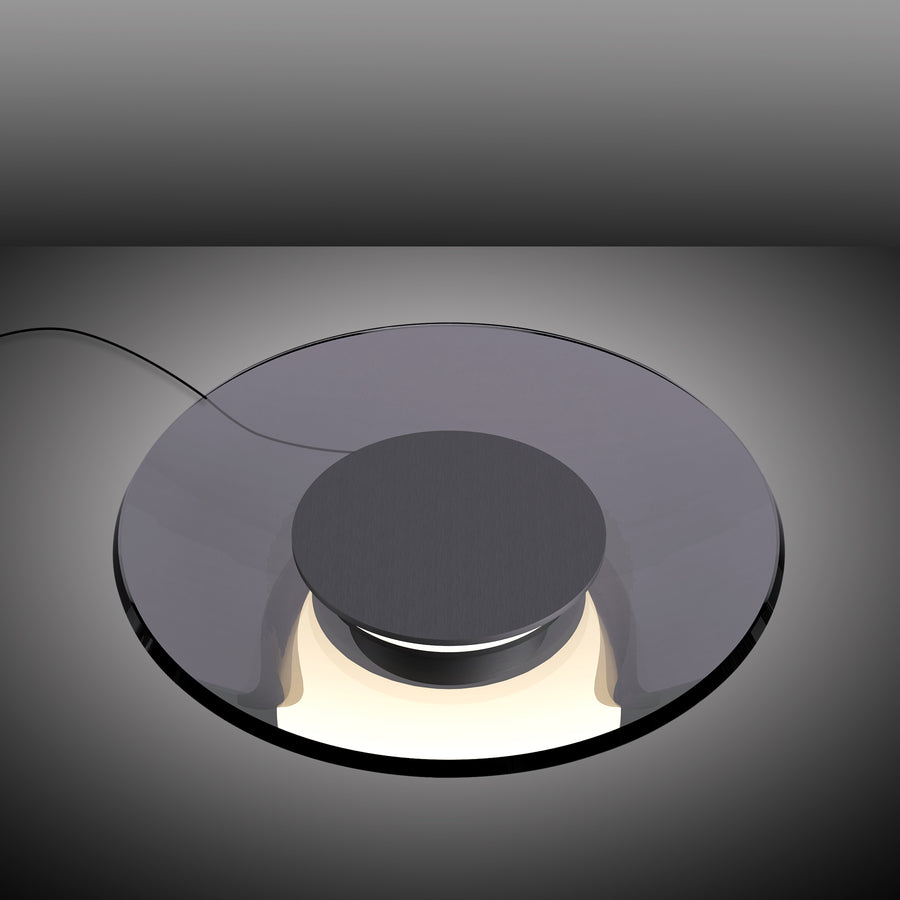 Vue de dessus du luminaire allumé, diffusant une lumière chaude à travers le verre.