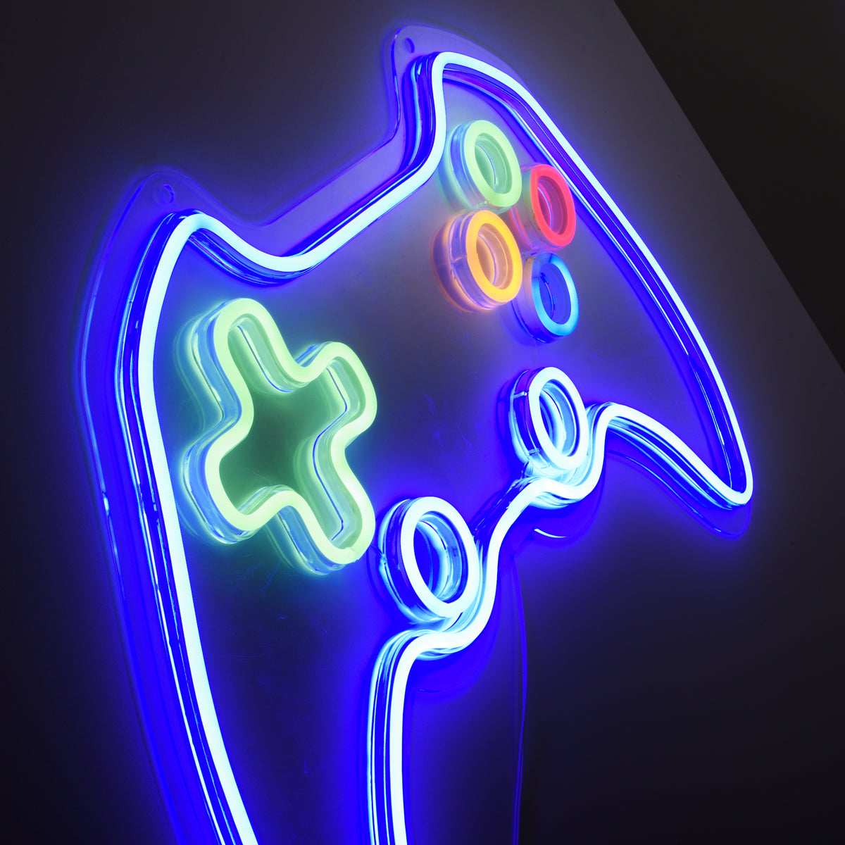 Détail rapproché du néon bleu et vert de la manette sur fond sombre.