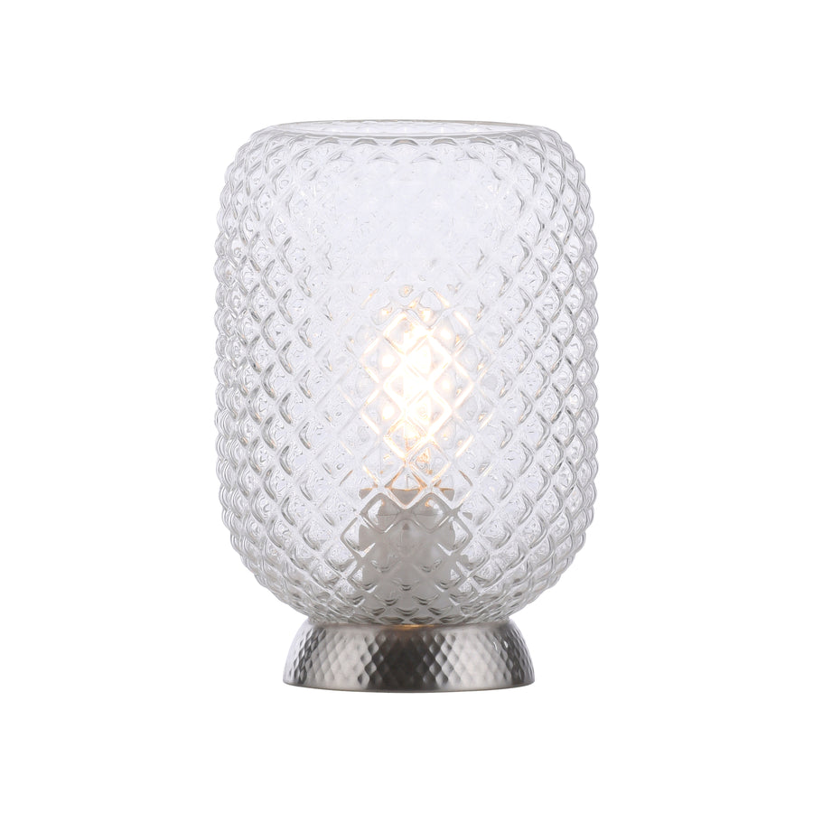 Même lampe sur fond blanc, verre transparent à motif diamant, base argentée.