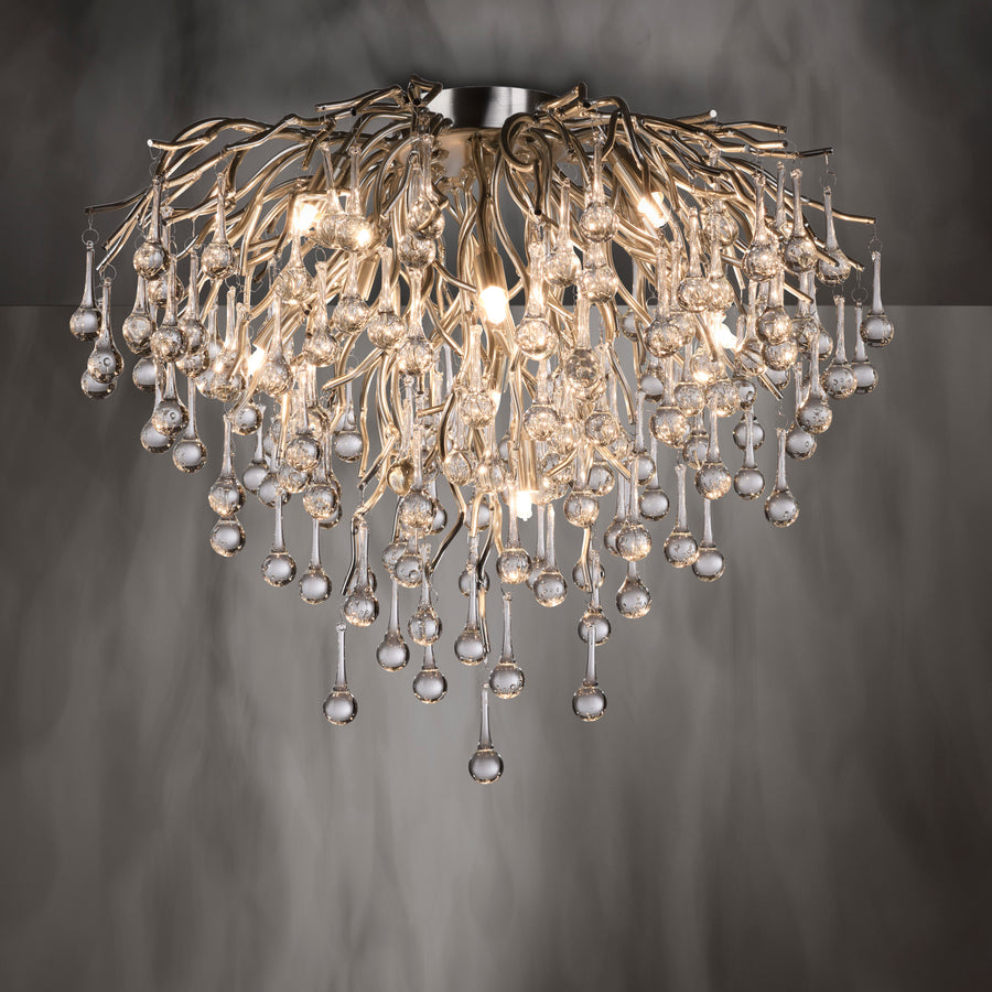Luminaire allumé sur fond sombre, mettant en valeur les reflets et l'éclat du verre.
