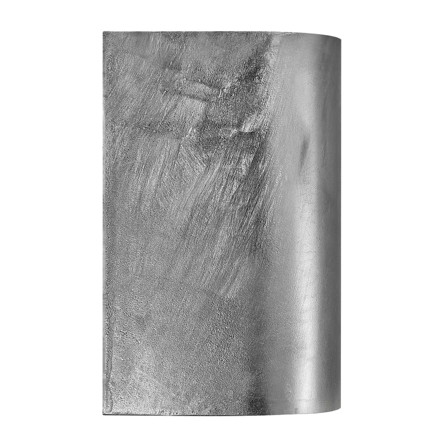 Vue rapprochée de la surface en acier galvanisé, texture brute et reflets métalliques.