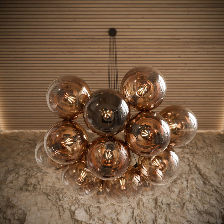 Suspension complète vue de face avec ses treize globes en verre ambré et câbles noirs