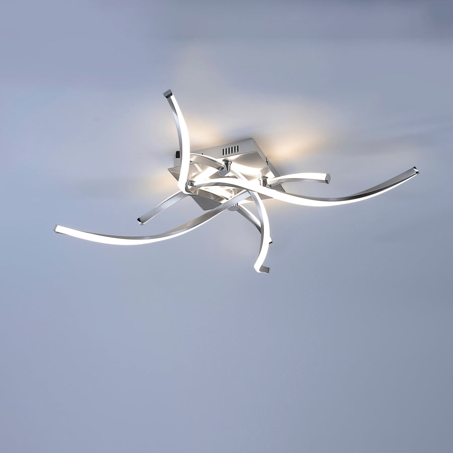 Plafonnier allumé diffusant une lumière chaude au plafond dans une pièce sombre.