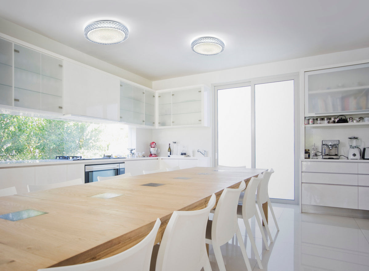 Mise en ambiance cuisine blanche contemporaine avec deux plafonniers ronds allumés