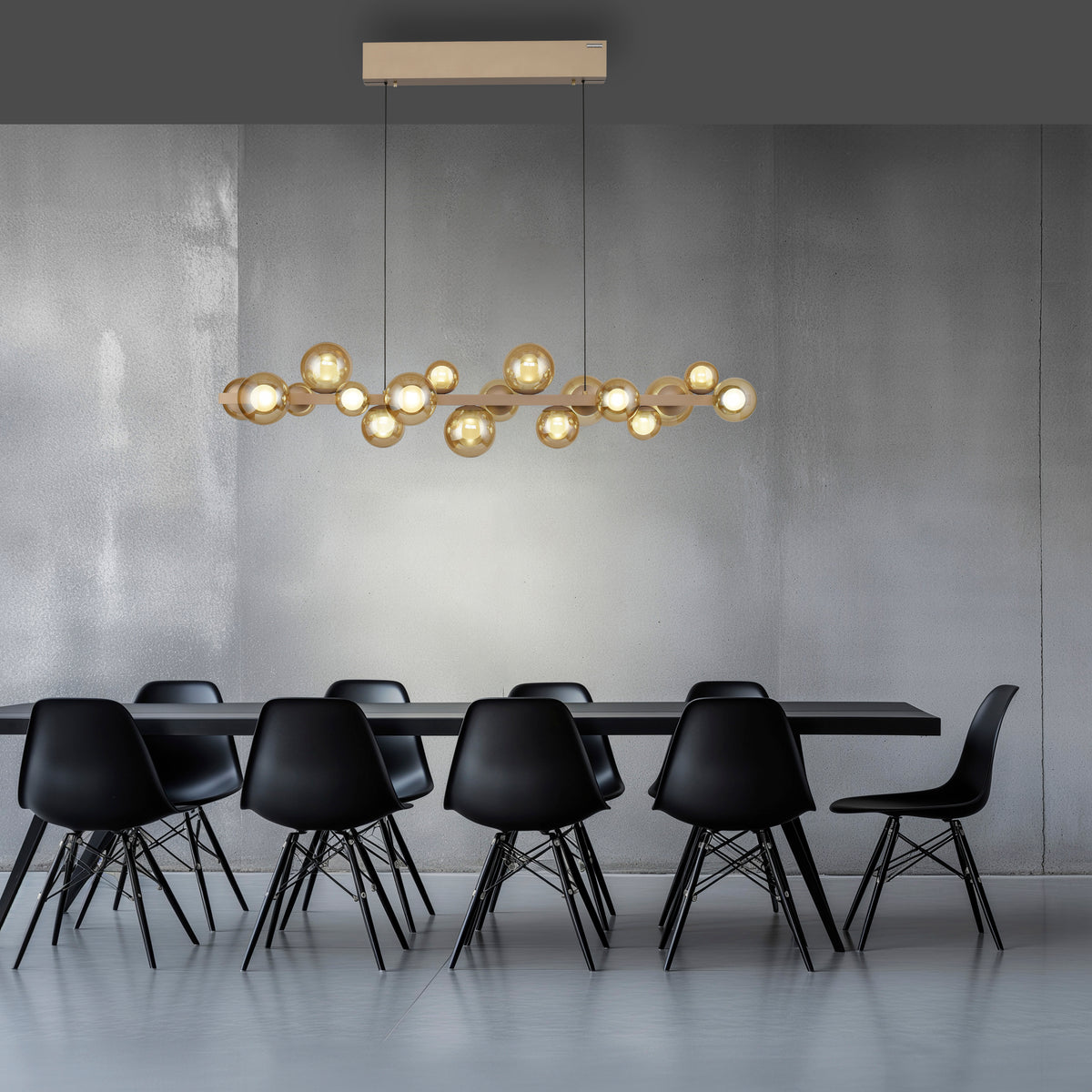 Mise en ambiance au-dessus d'une table de salle à manger, chaises noires et mur béton.