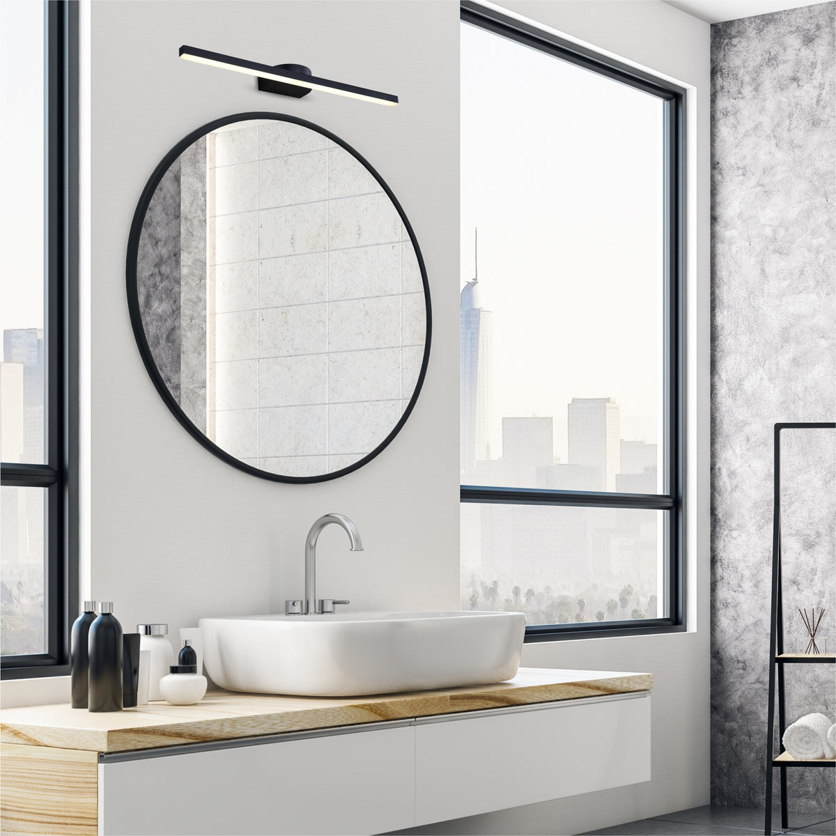 Mise en ambiance salle de bain, applique fixée au-dessus d'un miroir rond devant la fenêtre