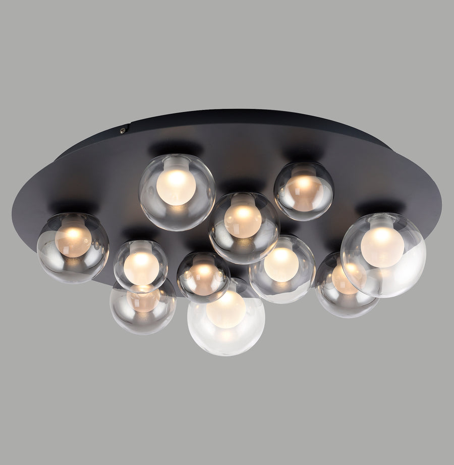 Vue de dessous du plafonnier noir et de ses dix globes de verre