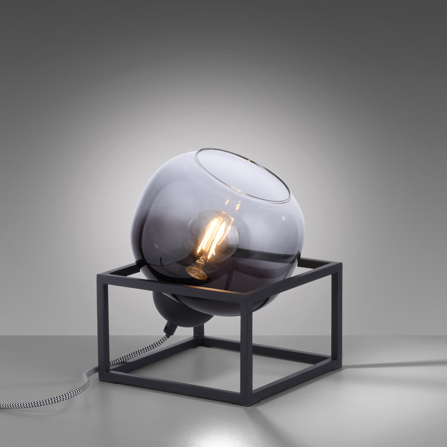 Vue de face sur fond gris dégradé, halo lumineux diffusé par la sphère