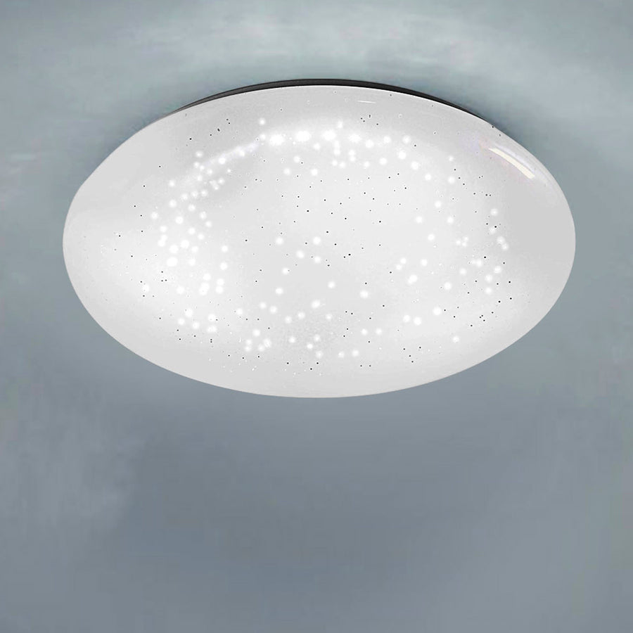 Vue rapprochée du plafonnier allumé, monté au plafond, diffusant une lumière étoilée.