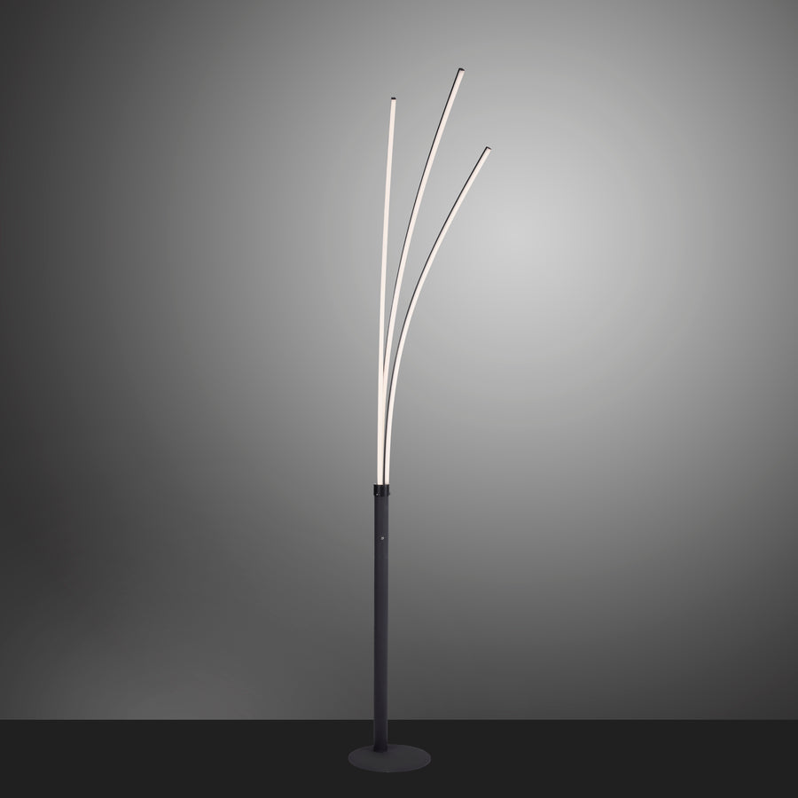 Lampadaire allumé en studio, halo lumineux diffus sur fond dégradé