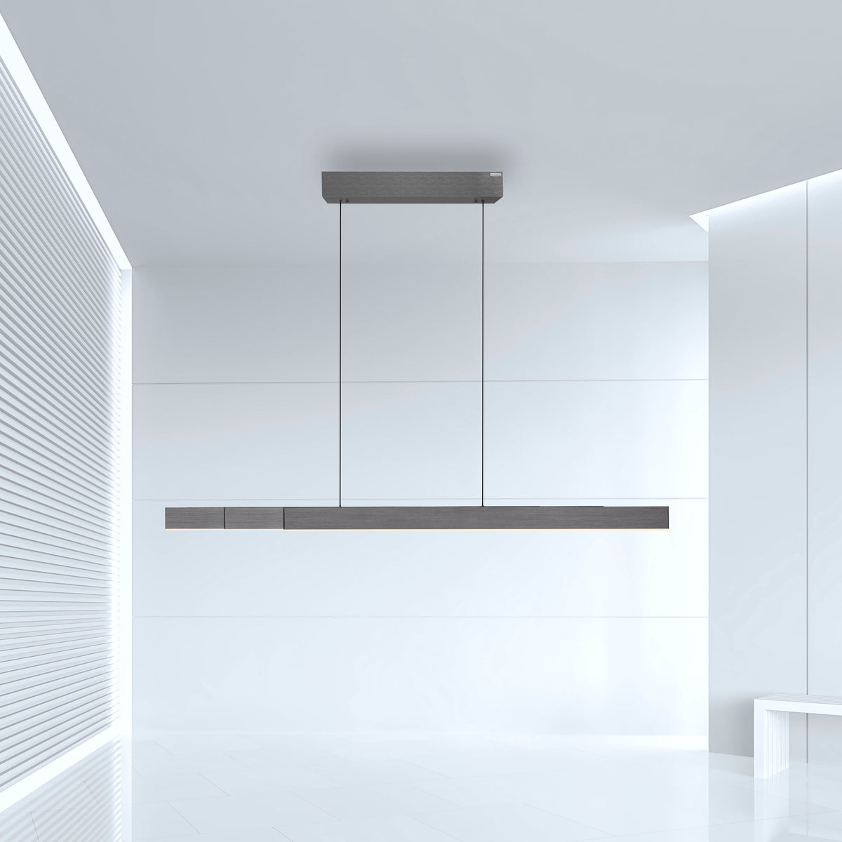 Mise en ambiance dans un intérieur blanc épuré, suspension linéaire grise allumée au plafond.
