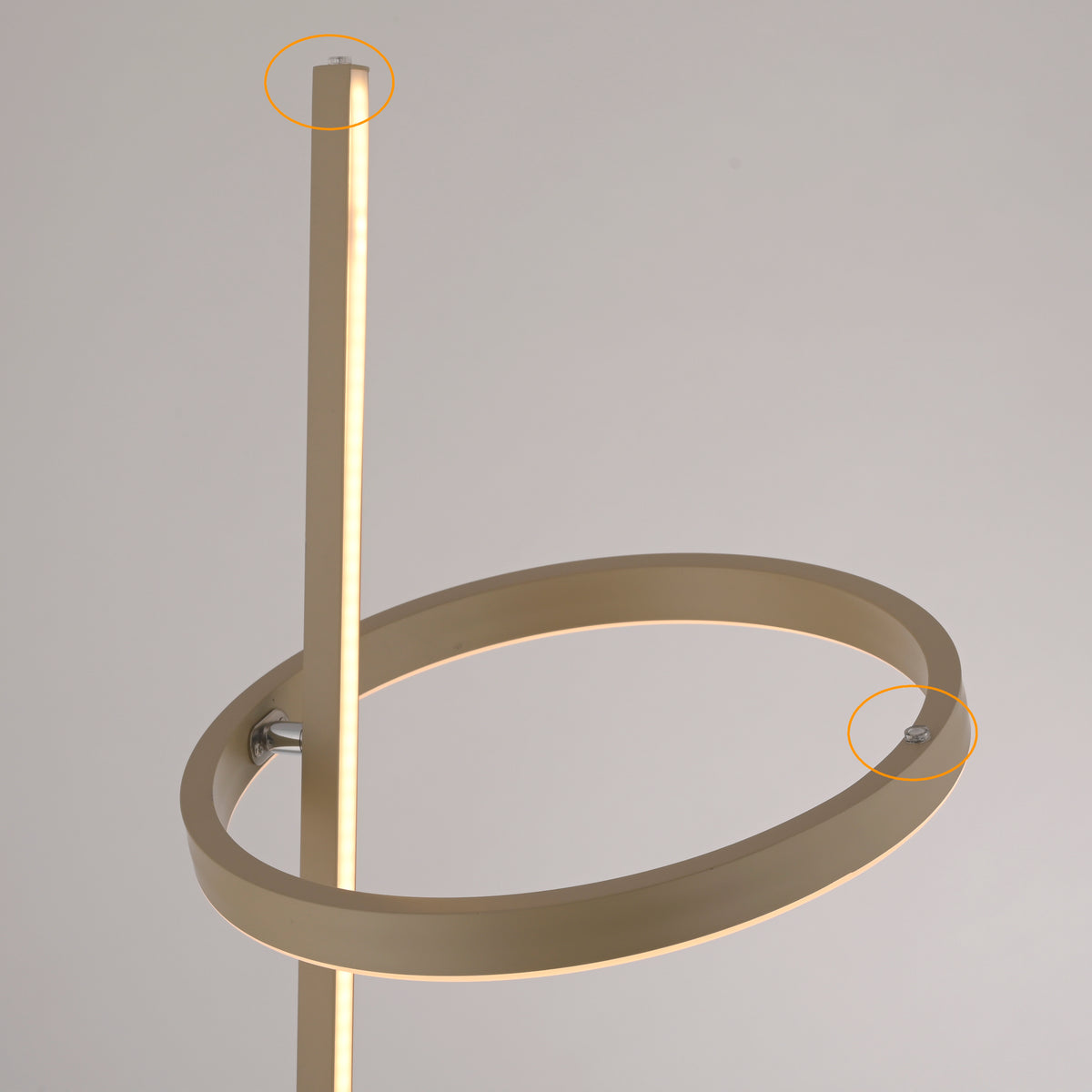 Détail de la fixation de l'anneau et du sommet de la tige, cercles orange.