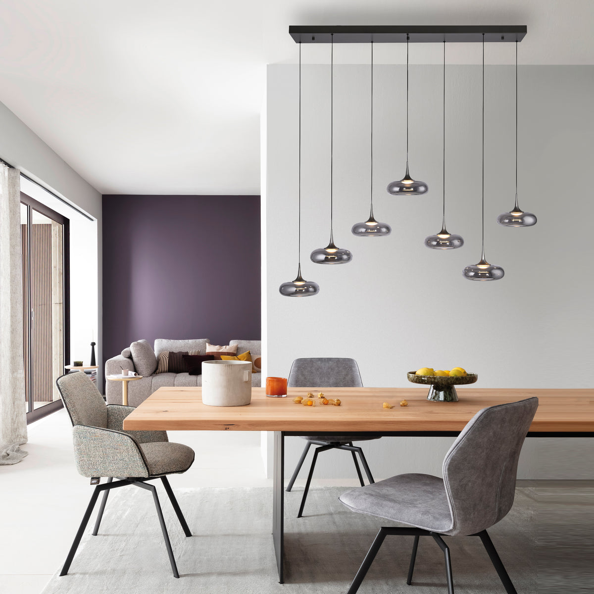 Mise en ambiance au-dessus d'une table à manger dans un intérieur contemporain