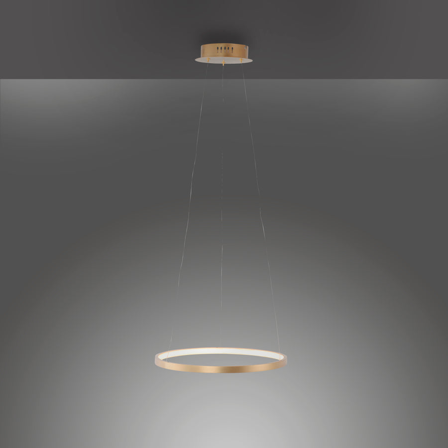Luminaire suspendu allumé dans la pénombre diffusant un halo lumineux