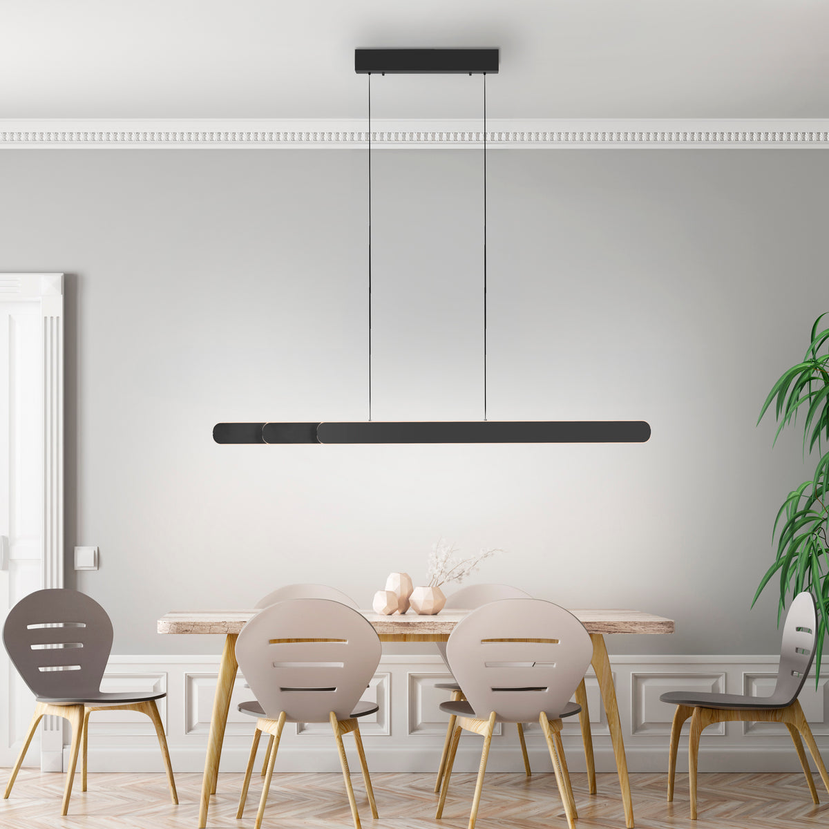 Mise en ambiance au-dessus d'une table de salle à manger dans un intérieur contemporain clair