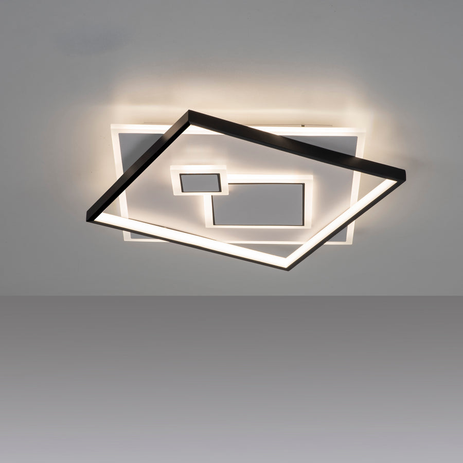 Plafonnier allumé diffusant une lumière chaude au plafond