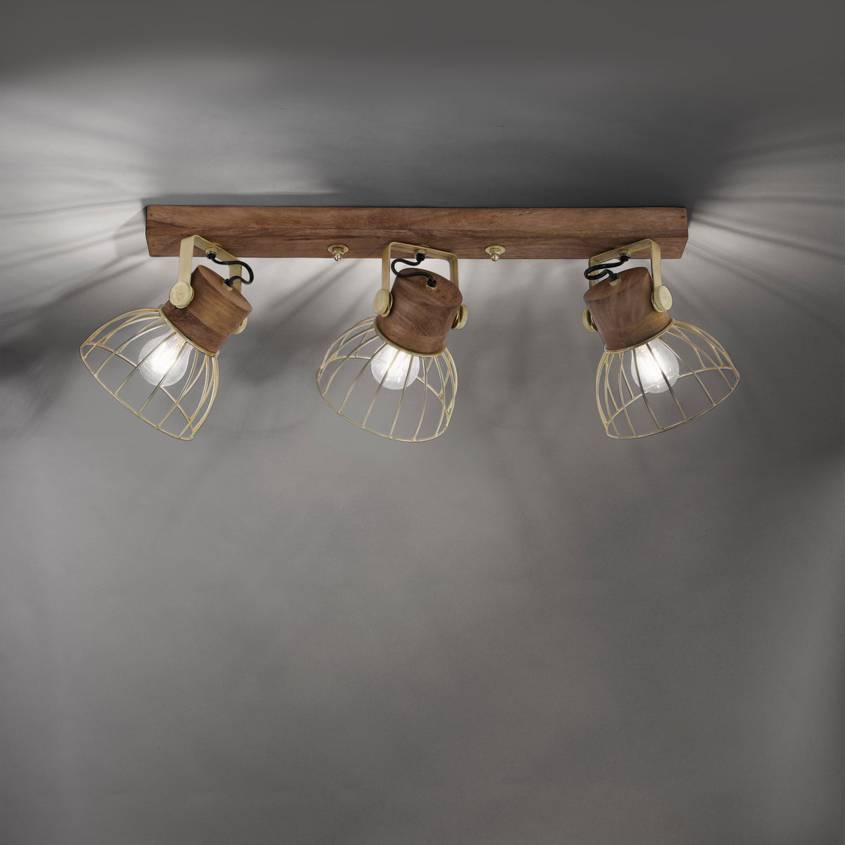 Mise en ambiance au plafond avec éclairage diffus créant des ombres sur le mur