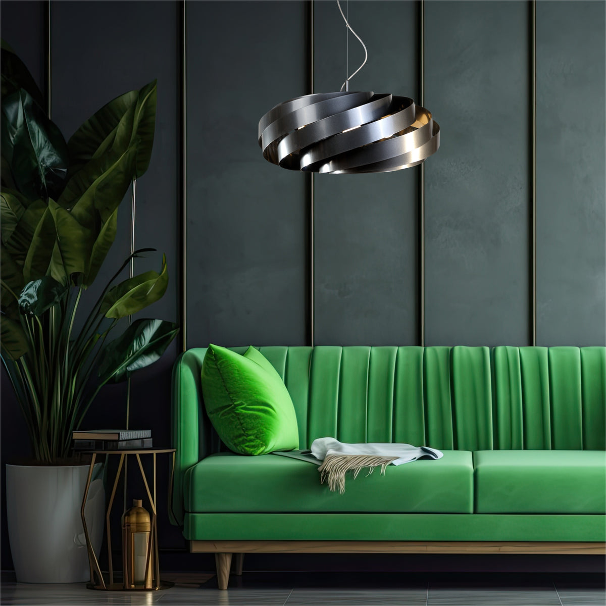 Mise en ambiance salon sombre, canapé vert et suspension anthracite au plafond