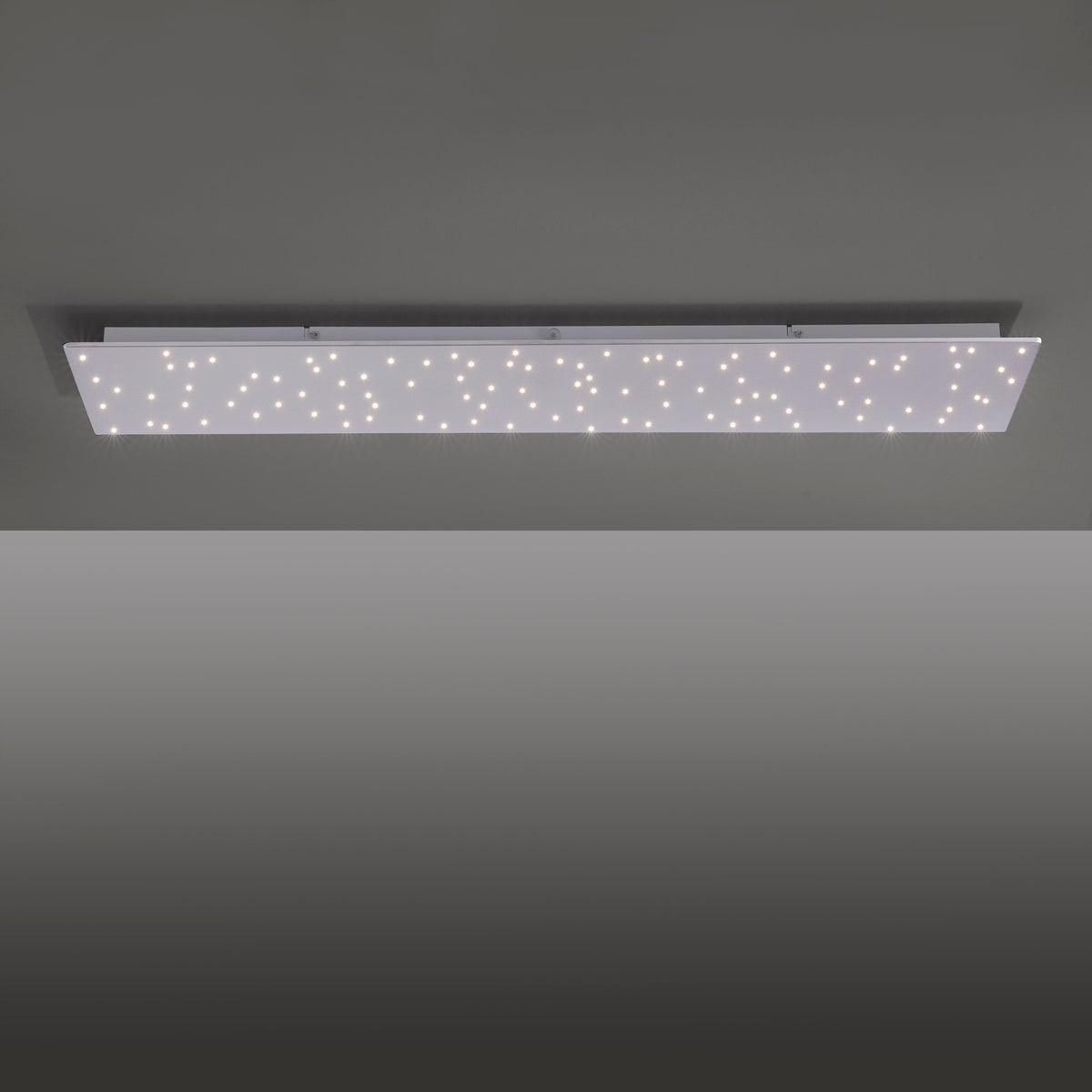 Luminaire fixé au plafond, éclairage scintillant dans une pièce grise