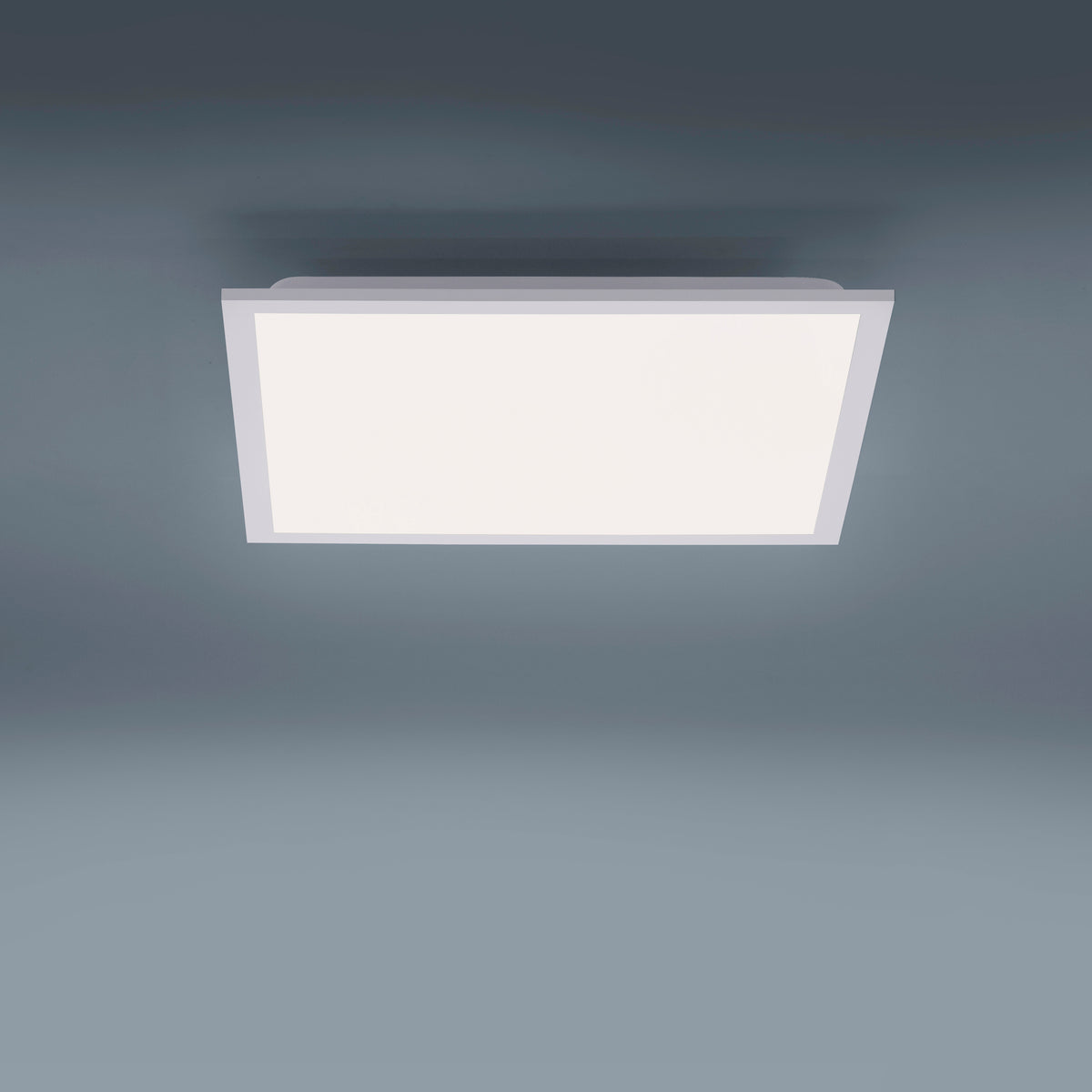Vue du plafonnier éclairé fixé au plafond dans une pièce sombre