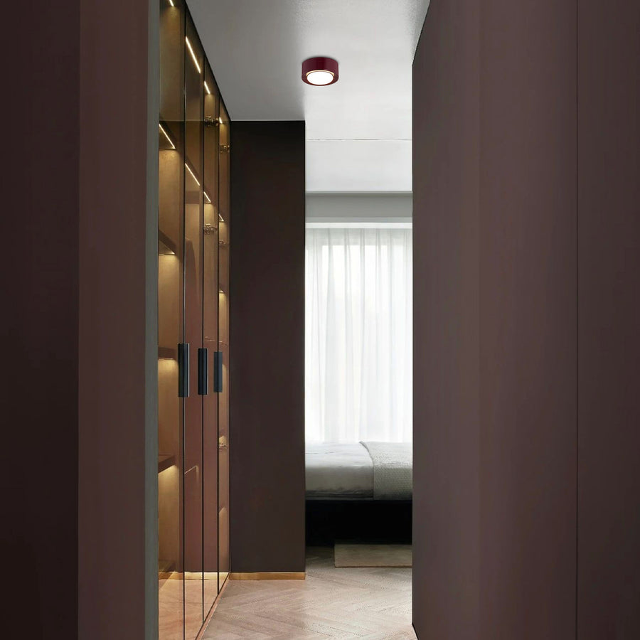 Mise en situation du plafonnier bordeaux allumé dans un passage intérieur
