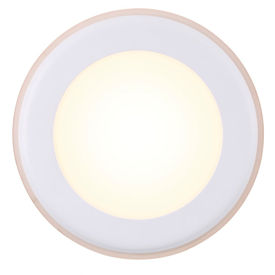 Vue rapprochée du halo lumineux et de la collerette blanche satinée du spot