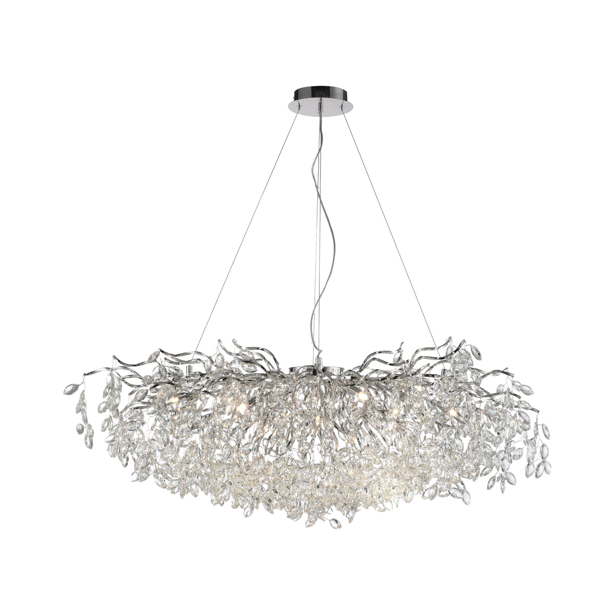 Vue du luminaire sur fond blanc, structure chromée et grappes de cristaux taillés en feuilles.