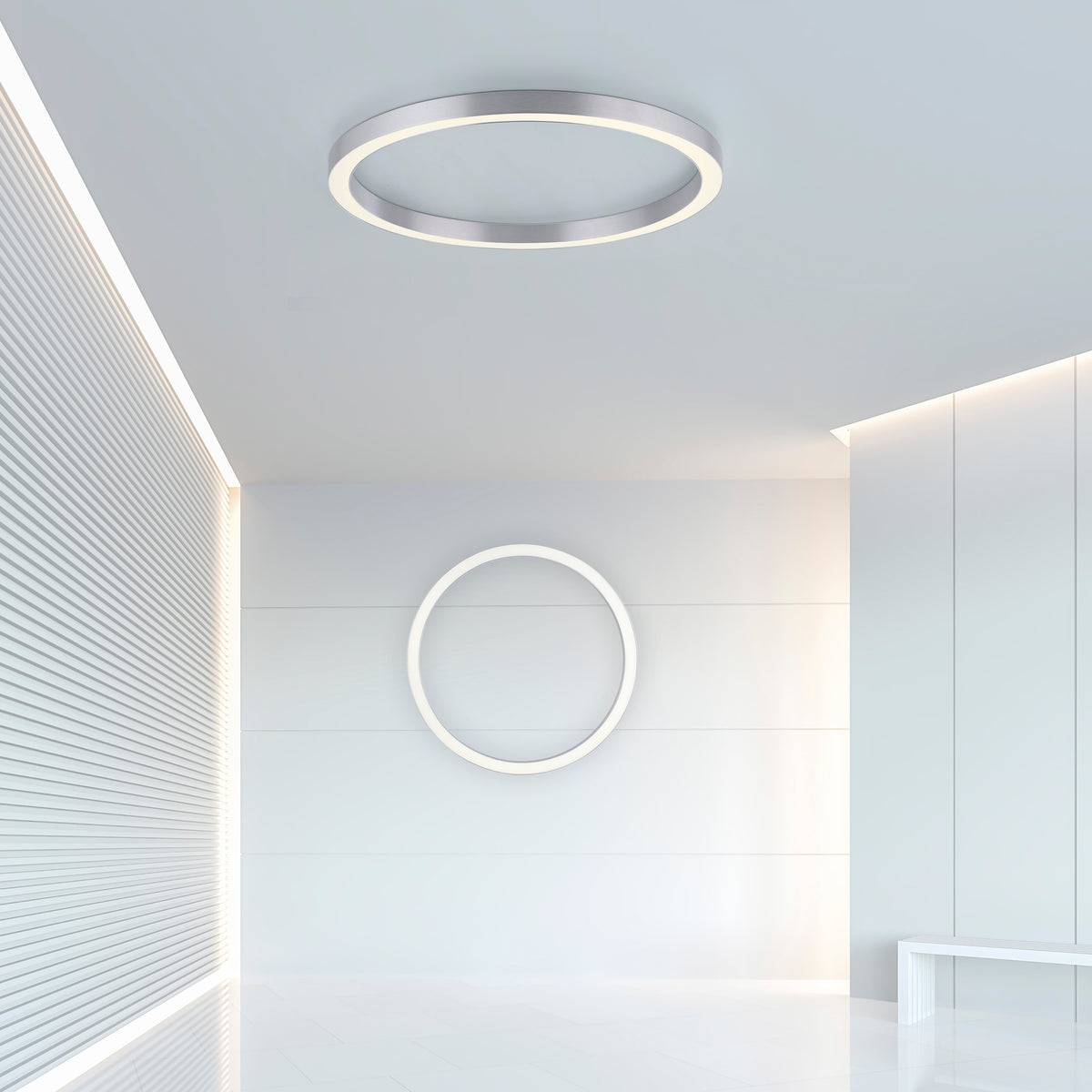 Mise en ambiance minimaliste dans un intérieur blanc avec luminaire circulaire au plafond.